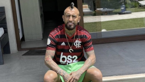 Vidal já postou foto com a camisa do Flamengo e reafirmou a vontade de jogar no time rubro-negro