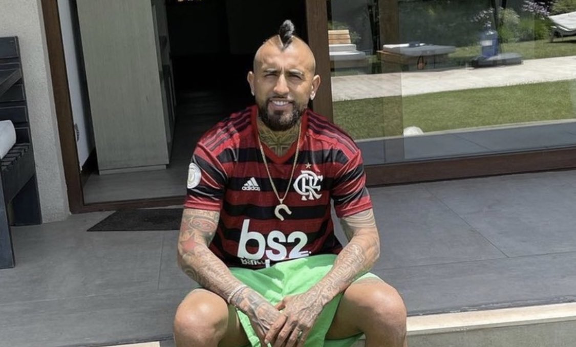 Vidal já postou foto com a camisa do Flamengo e reafirmou a vontade de jogar no time rubro-negro