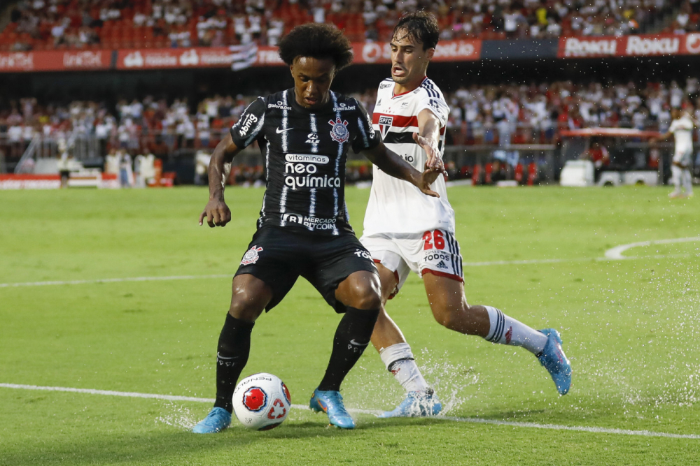 Igor Gomes e Willian disputando bola no clássico entre São Paulo e Corinthians, no Campeonato Paulista
