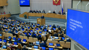 Primeiro-ministro russo, Mikhail Mishustin, apresenta o relatório anual do governo em uma sessão da Duma do Estado, a câmara baixa do parlamento do país, em Moscou