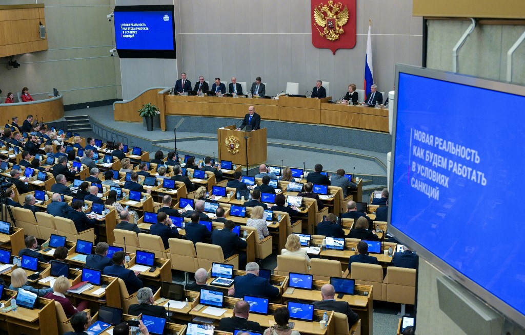 Primeiro-ministro russo, Mikhail Mishustin, apresenta o relatório anual do governo em uma sessão da Duma do Estado, a câmara baixa do parlamento do país, em Moscou