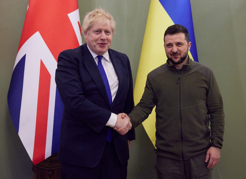 Primeiro-ministro britânico, Boris Johnson, em encontro com o presidente da Ucrânia, Volodymyr Zelensky