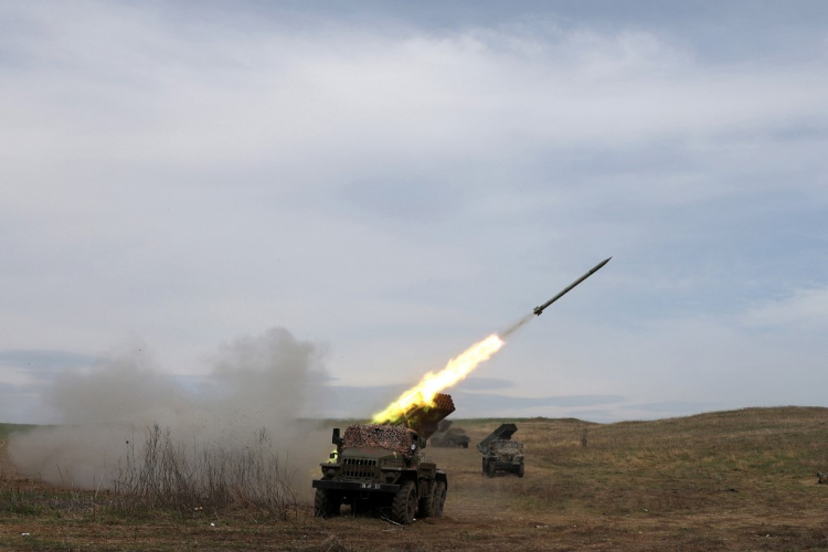Veículo militar ucraniano dispara míssil contra tropas russas em Luhansk, na região de Donbas, leste da Ucrânia