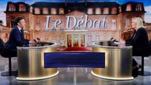 Emmanuel Macron e Marine Le Pen se encaram em lados opostos de mesa durante debate televisivo