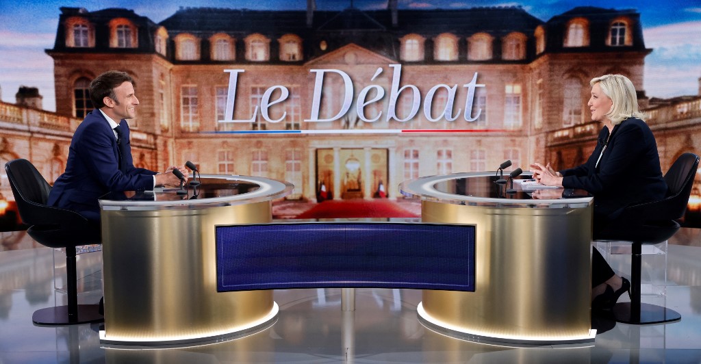 Emmanuel Macron e Marine Le Pen se encaram em lados opostos de mesa durante debate televisivo