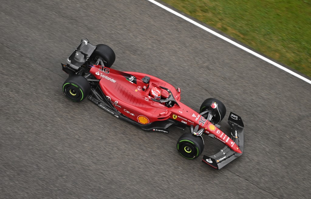 Charles Leclerc, dirige durante a primeira sessão de treinos no Autódromo Internazionale Enzo e Dino Ferrari em Ímola, Itália