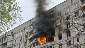 Fogo em prédio residencial nos arredores de Kharkiv após bombardeio em 22 de abril