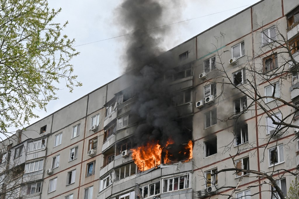 Fogo em prédio residencial nos arredores de Kharkiv após bombardeio em 22 de abril