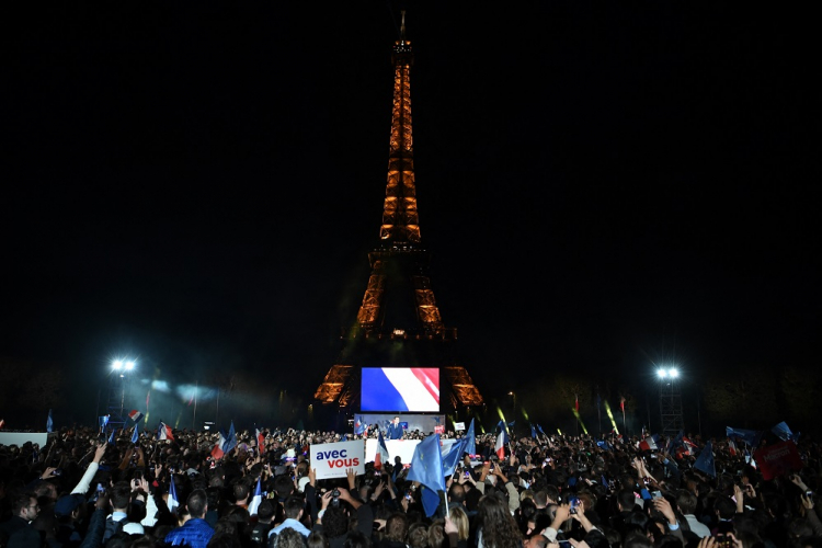 Com milhares de apoiadores ao redor, Emmanuel Macron faz discurso ao pé da Torre Eiffel
