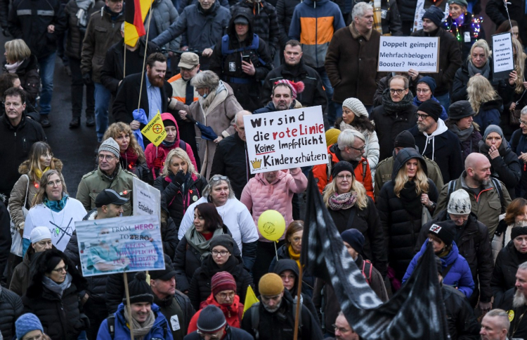 Alemães protestam contra protesta do governo de tornar obrigatória a vacina contra a Covid-19