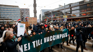 Manifestantes anti-vacina participam de uma manifestação sob o lema "Por uma Suécia livre sem passe de vacina" em Estocolmo