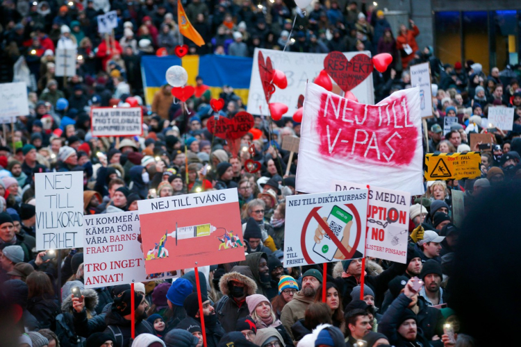 Manifestantes anti-vacina participam de uma manifestação sob o lema "Por uma Suécia livre sem passe de vacina" em Estocolmo