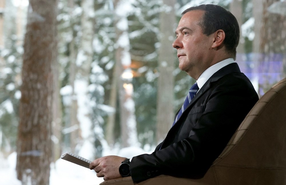 O presidente do Partido Rússia Unida e vice-presidente do Conselho de Segurança da Rússia, Dmitry Medvedev, fala durante uma entrevista na residência de Gorki, nos arredores de Moscou,