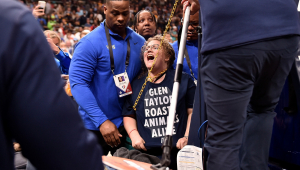 Mulher se acorrentou à tabela de basquete durante partida dos playoffs da NBA