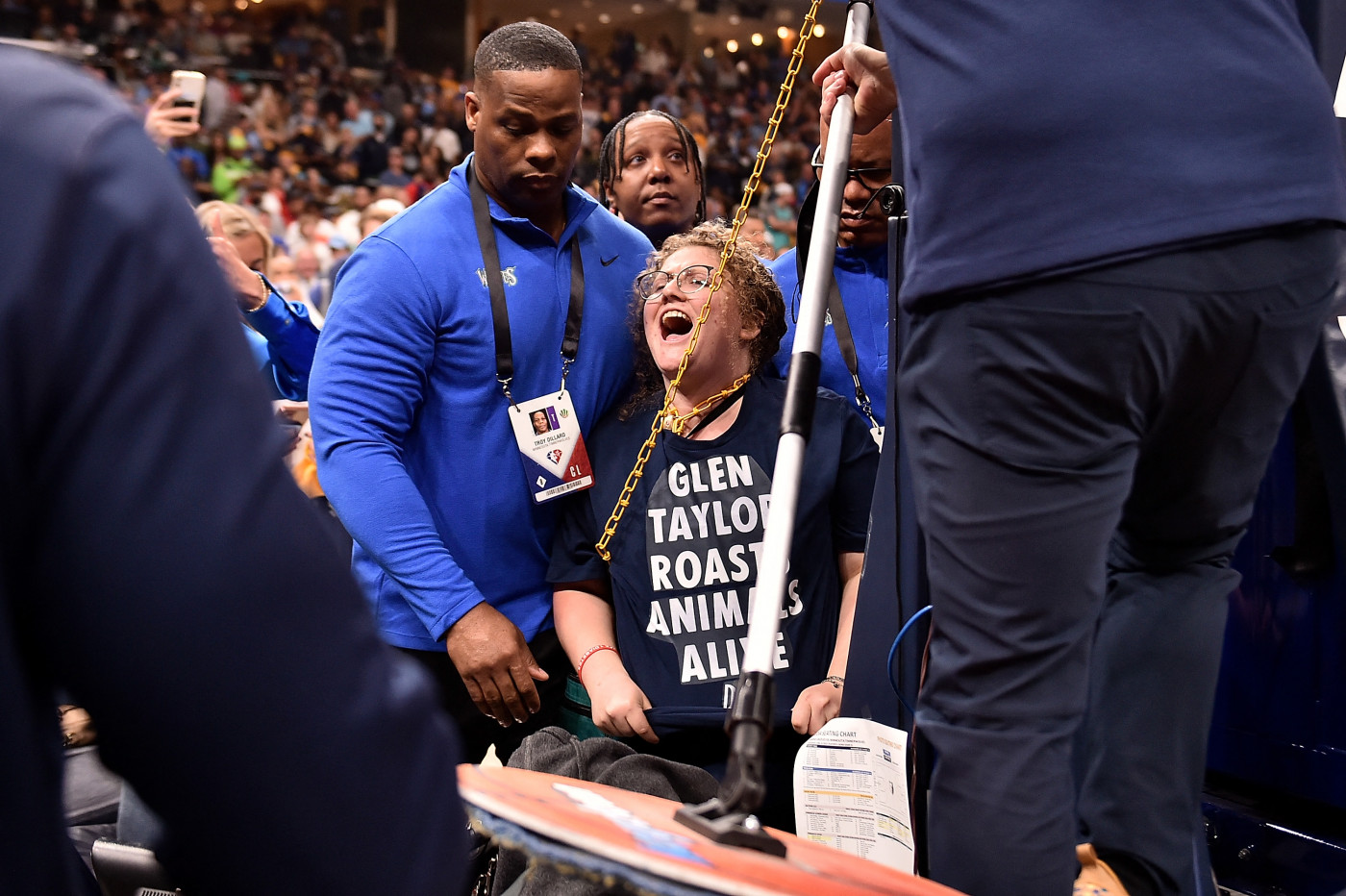 Mulher se acorrentou à tabela de basquete durante partida dos playoffs da NBA