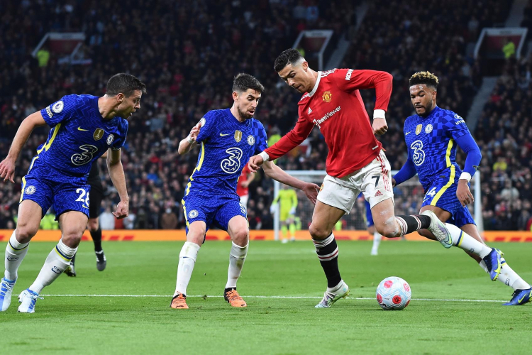 Cristiano Ronaldo, do Manchester United, sendo marcado por três jogadores do Chelsea, em jogo válido pelo Campeonato Inglês