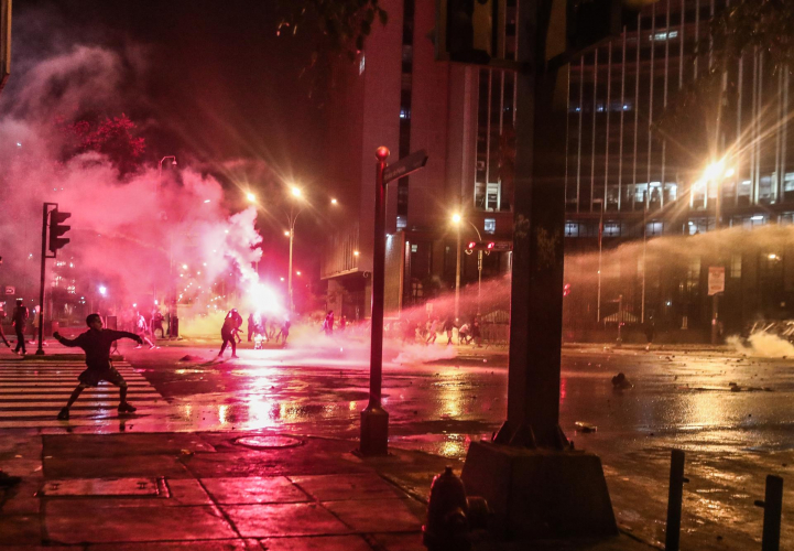 Protesto contra toque de recolher no Peru termina com ataque à sede do Judiciário 3 20353c480ff2a782c3757a50b8bd52ad1d04e3a7w