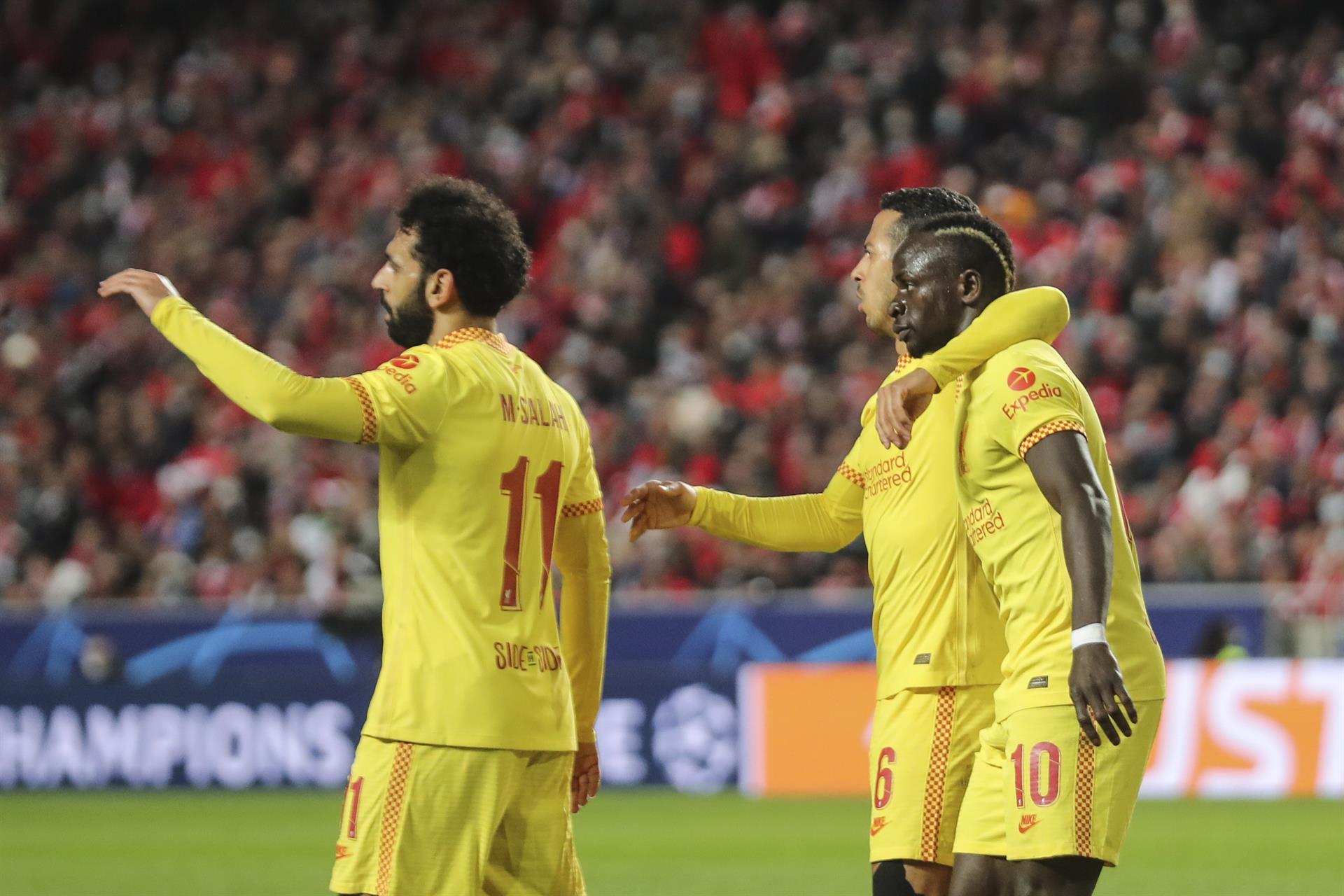 Jogadores do Liverpool comemoram gol contra o Benfica pela Liga dos Campeões