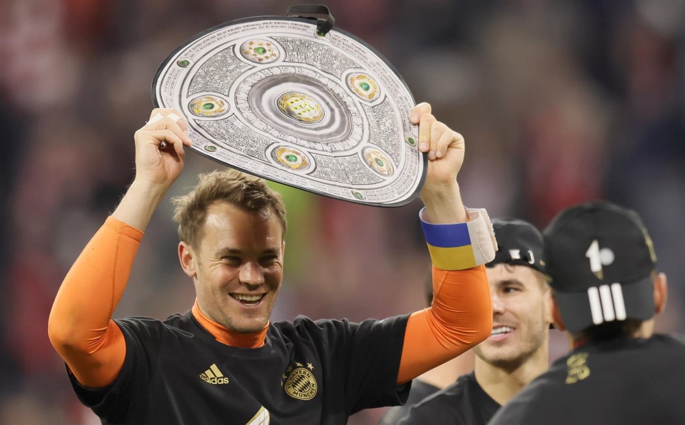 Neuer sorri e levanta o redondo troféu do Campeonato Alemão