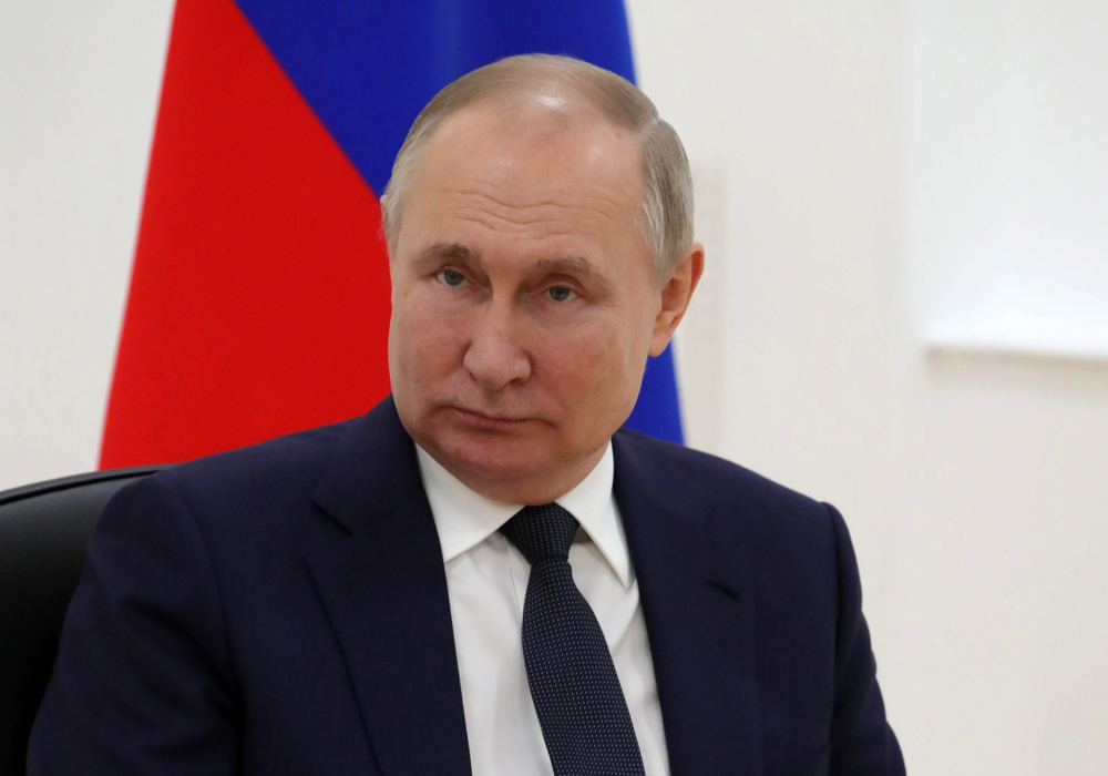 Vladimir Putin, presidente da Rússia, em frente a bandeira do país