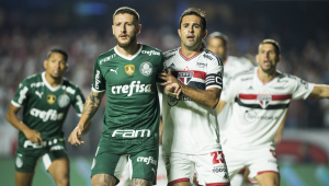 Zé Rafael e Eder, um segurando o outro em um lance de bola parada, com outros atletas de Palmeiras e São Paulo atrás