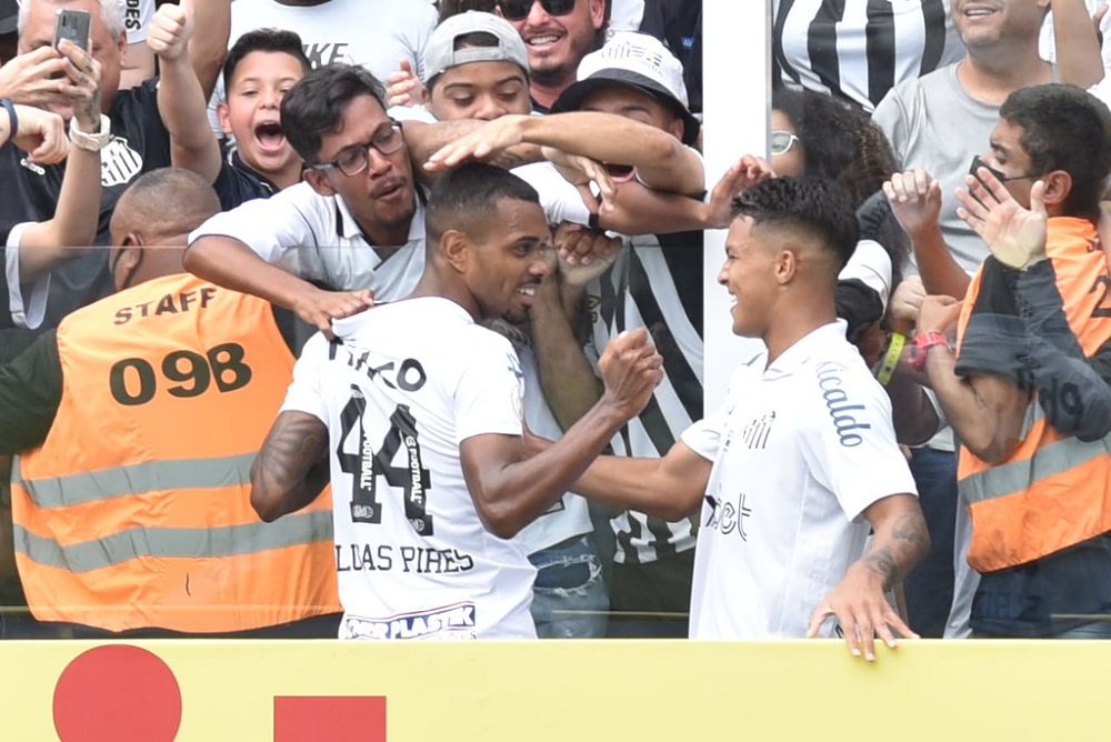 Lucas Pires e Marcos Leonardo comemoram o gol da vitória do Santos com os torcedores, rente à arquibancada