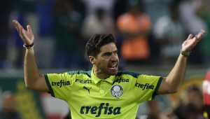 Com a camisa amarela do Palmeiras, Abel Ferreira abre os braços e range os dentes durante jogo contra o Corinthians