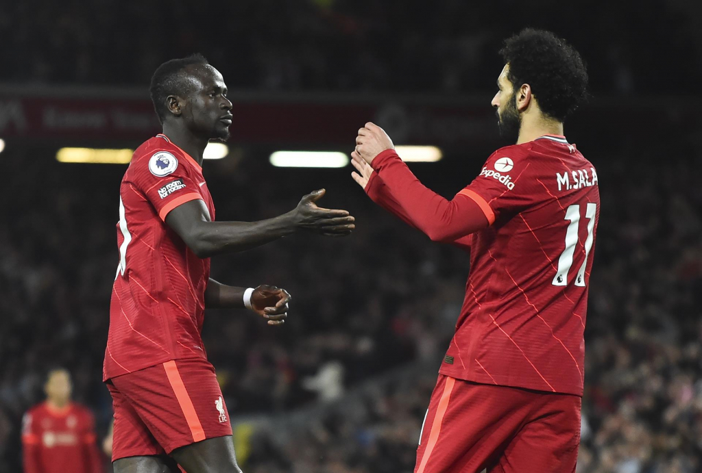 Salah e Mané comemoram vitória do Liverpool sobre o Manchester United