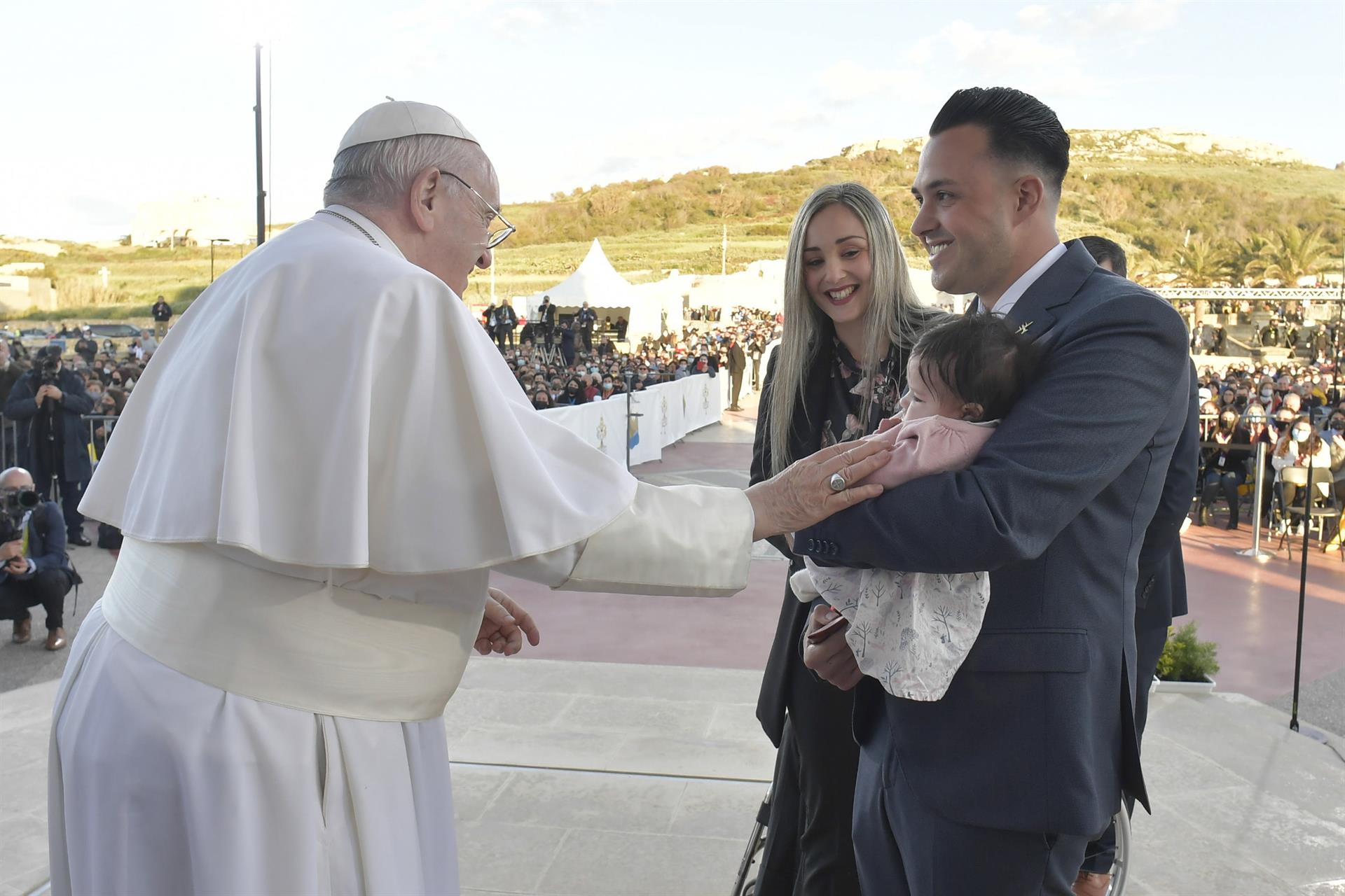 Papa Francisco (E) participa de uma reunião de oração na Basílica do Santuário Nacional da Santíssima Virgem de Ta' Pinu, na ilha de Gozo, Malta