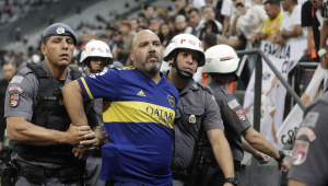 Torcedor do Boca Juniors que imitou macaco durante a partida do Corinthians foi solto após pagamento de fiança