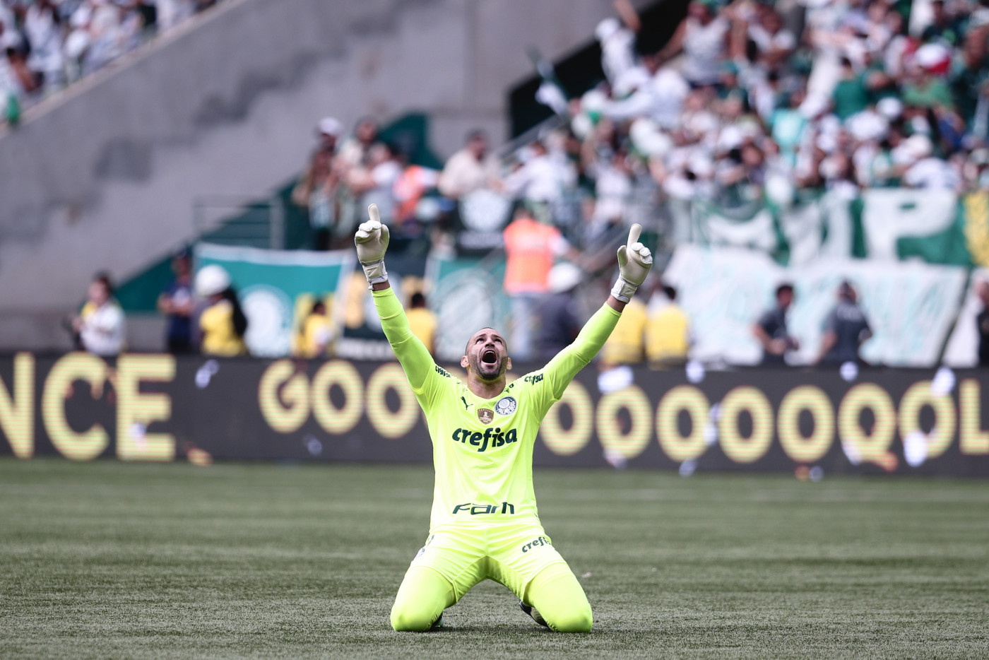Weverton comemora título estadual do Palmeiras diante do São Paulo, no Allianz Parque