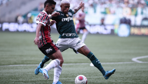 Danilo, do Palmeiras, disputa jogada com Rodrigo Nestor, do São Paulo, na grande final do Paulistão 2022