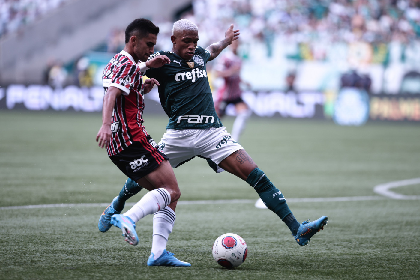 Danilo, do Palmeiras, disputa jogada com Rodrigo Nestor, do São Paulo, na grande final do Paulistão 2022