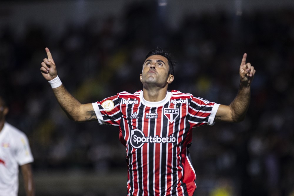 Eder abre os braços e comemora gol do São Paulo
