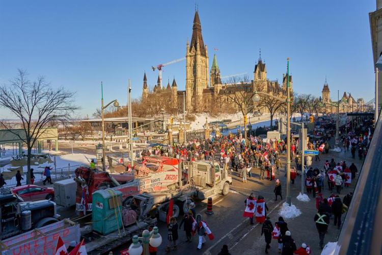 Manifestantes e caminhoneiros do 'Comboio da Liberdade' em frente ao parlamento em Ottawa, no Canadá