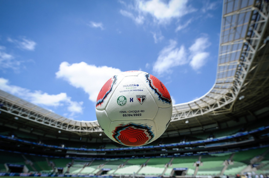 Bola da final do Campeonato Paulista 2022 entre Palmeiras e São Paulo