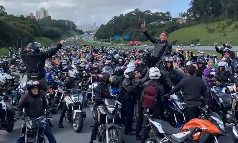 Bolsonaro é carregado por motoqueiros durante motociata em estrada de São Paulo
