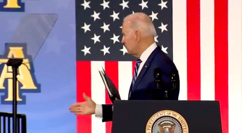 Biden convierte el meme en ‘apretón de manos con viento’ después del discurso;  Ver el vídeo