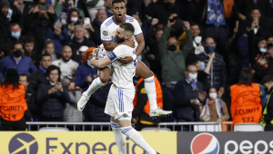 Rodrigo e Benzema se abraçam durante vitória do Chelsea sobre o Real Madrid