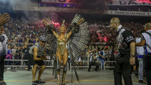 A rainha de bateria Sabrina Sato no desfile escola de samba Gaviões da Fiel, do Grupo Especial do Carnaval de São Paulo