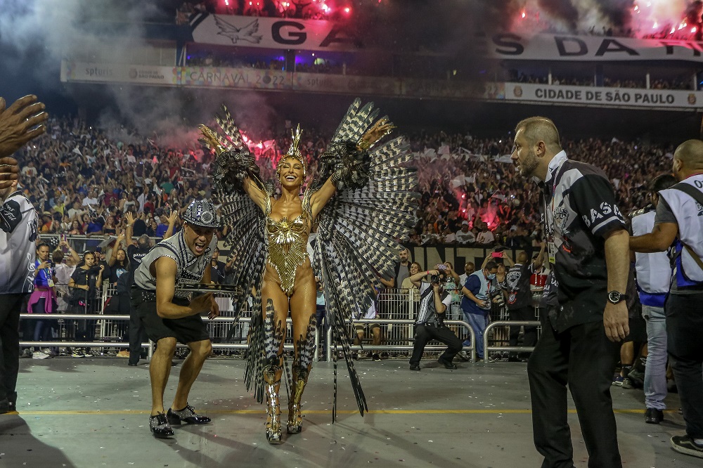 A rainha de bateria Sabrina Sato no desfile escola de samba Gaviões da Fiel, do Grupo Especial do Carnaval de São Paulo