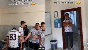 Montagem com dois frames do vídeo em que alunos de escola turca vestem a camisa do Corinthians