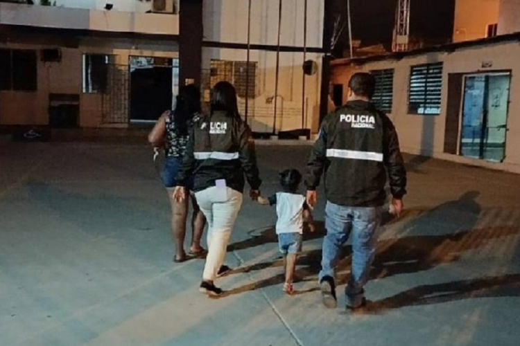 Agentes da Polícia Equatoriana conduzem menina que esteve prestes a ser vendida pela mãe