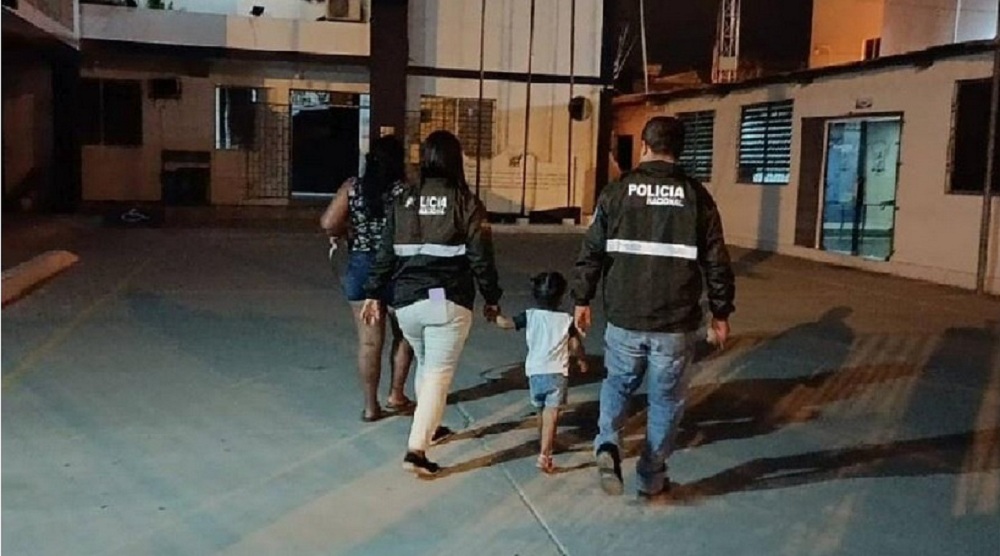 Agentes da Polícia Equatoriana conduzem menina que esteve prestes a ser vendida pela mãe
