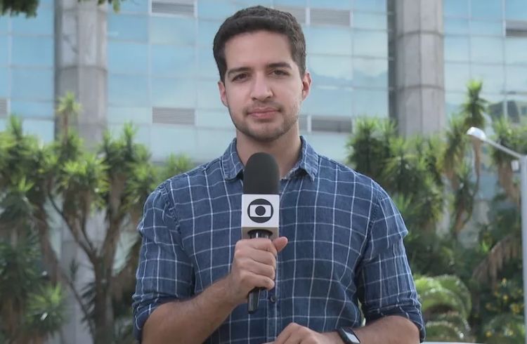 Gabriel Luiz com um microfone da Globo na mão
