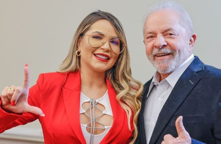 Deolane Bezerra ao lado de Lula