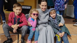 Angelina Jolie com crianças em Lviv