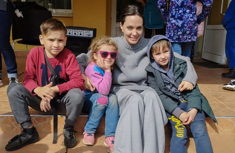 Angelina Jolie com crianças em Lviv