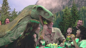Família come próxima a dinossauro robô '