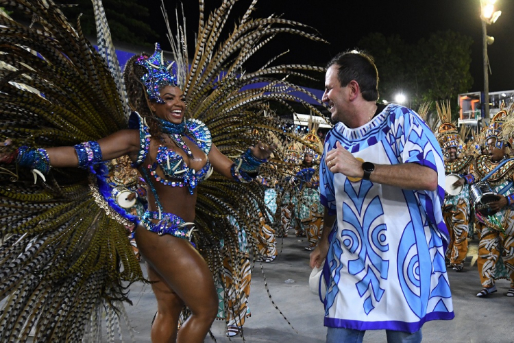Prefeito do Rio de Janeiro, Eduardo Paes marca presença no desfile da Portela, da qual é torcedor